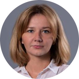 Элина, ведущая клуба No Fear Shakespeare в Букберри Пафос