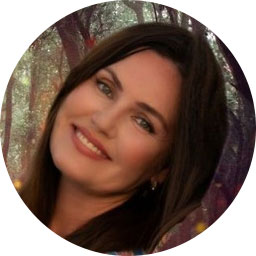 Элина, ведущая клуба No Fear Shakespeare в Букберри Пафос